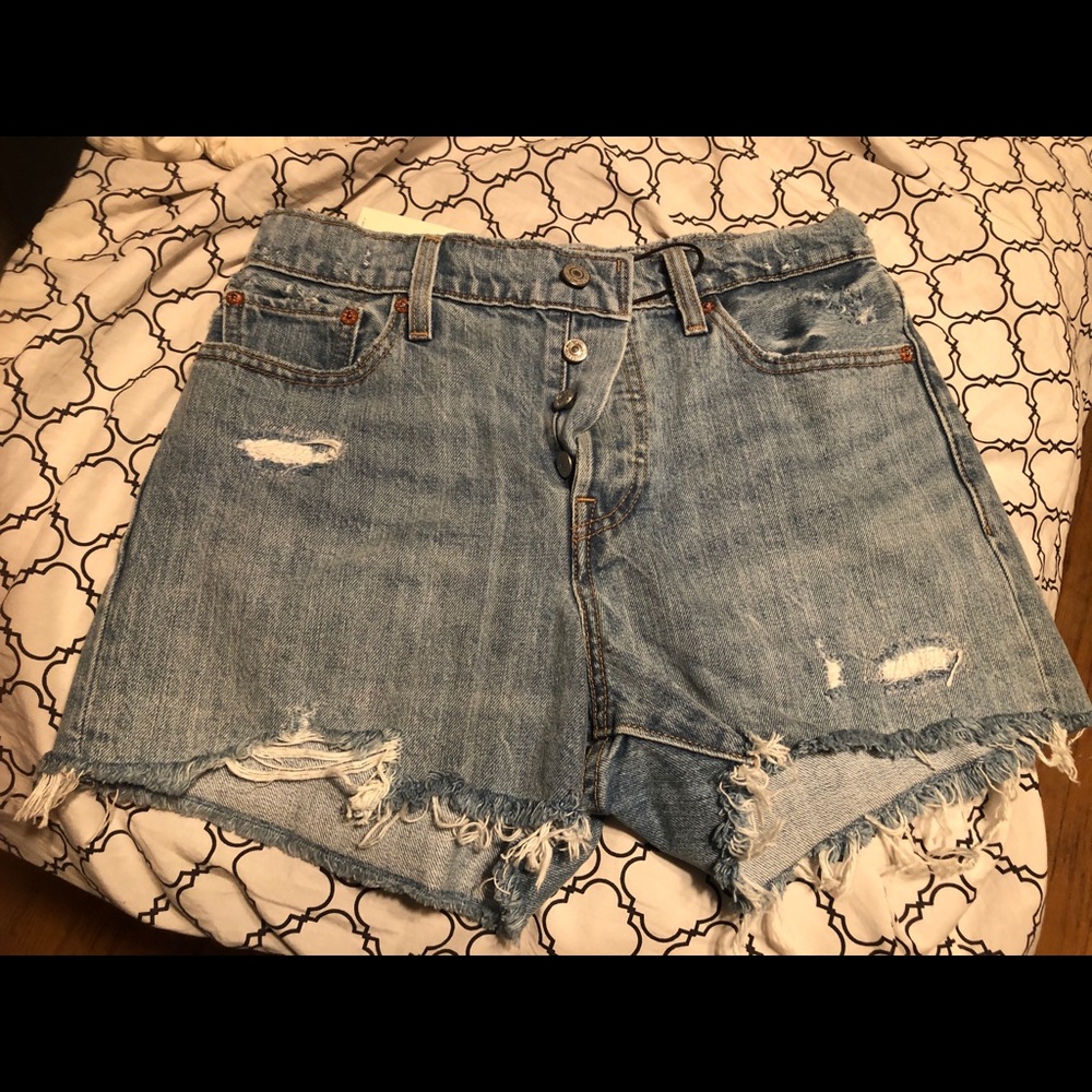 Levi jean shorts w/rips wedgie short